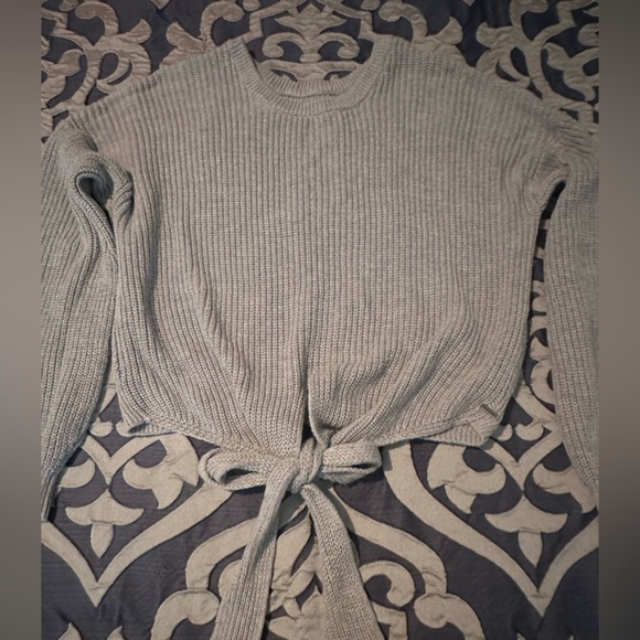 HOLLISTER knitted cropped sweater with back tie knot - Picture 3 of 4